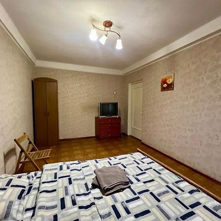 Квартира Эконом-Класса Возле Метро Левобережная Kiev Ngoại thất bức ảnh